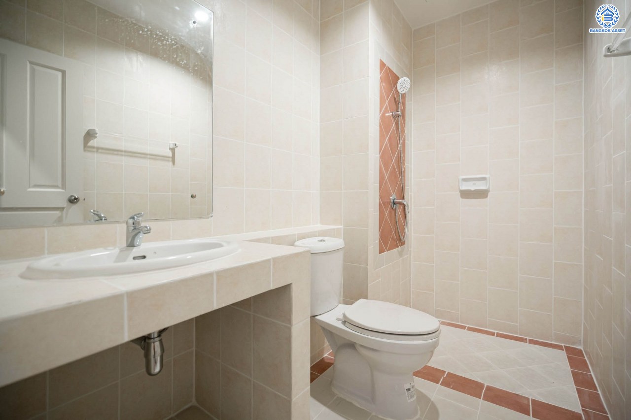 บ้านมือสองตกแต่งใหม่ ทาวน์โฮม 3 ชั้น โครงการ ปริญลักษณ์ เพชรเกษม69 พร้อมวิวสวนหน้าบ้าน บนเนื้อที่ 17.5 ตร.ว. ฟังก์ชัน 4 ห้องนอน 3 ห้องน้ำ จอดรถได้ 1 คัน รองรับทุกกิจกรรม บนทำเลเชื่อมต่อหลายเส้นทาง ใกล้จุดขึ้นทางด่วน "เพชรเกษม" และรถไฟฟ้าสายสีน้ำเงิน "สถานีหลักสอง"